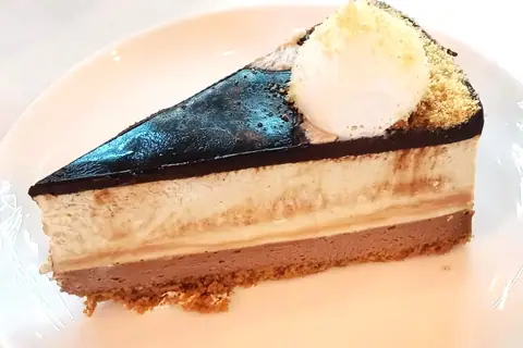 Zara's patisserie limited T photo 4